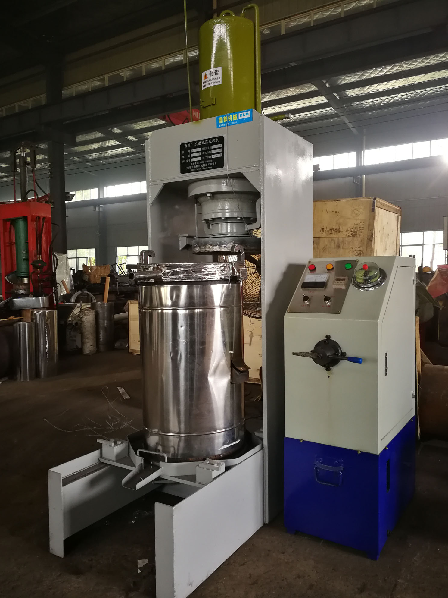不銹鋼超高壓立式液壓壓榨機(jī)，果汁壓榨機(jī)，果渣壓榨機(jī)，藥材壓榨，油渣處理，白土壓榨
